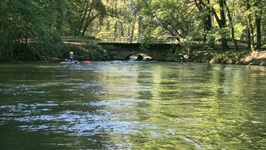 Es gibt viele Brücken, die dieses Jahr teilweise ziemlich niedrig waren. Kritisch ist die eine Brücke mit dem Rundbogen (Nr. 5). Hier gibt es eine gute Strömung, sie schaut von oben unfahrbar niedrig aus, aber kurz vor der Brücke senkt sich der Wasserspiegel in einem kleinen Schwall und niemand hat sich den Kopf angeschlagen.