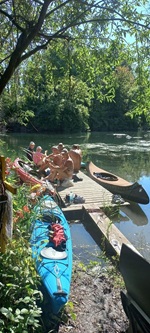 Seit einigen Jahren machen wir Mittagspause an und auf einem Holzsteg. Baden möglich, aber wegen viel Schlamm nicht ganz optimal.